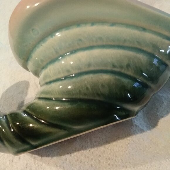 Vintage Regal Hull Pottery cornucopia vase/planter - Picture 6 of 11